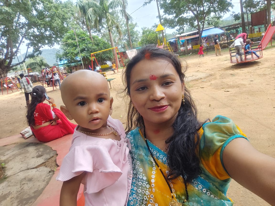 सरगुजा के कुदरगढ़ माता मंदिर में बंदरों की संख्या बढ़ने से यात्रियों को हो रही परेशानी, मंदिर के रास्ते और सीढ़ियों पर फैला बंदरों का झुंड। बच्चों और सामान की सुरक्षा जरूरी।