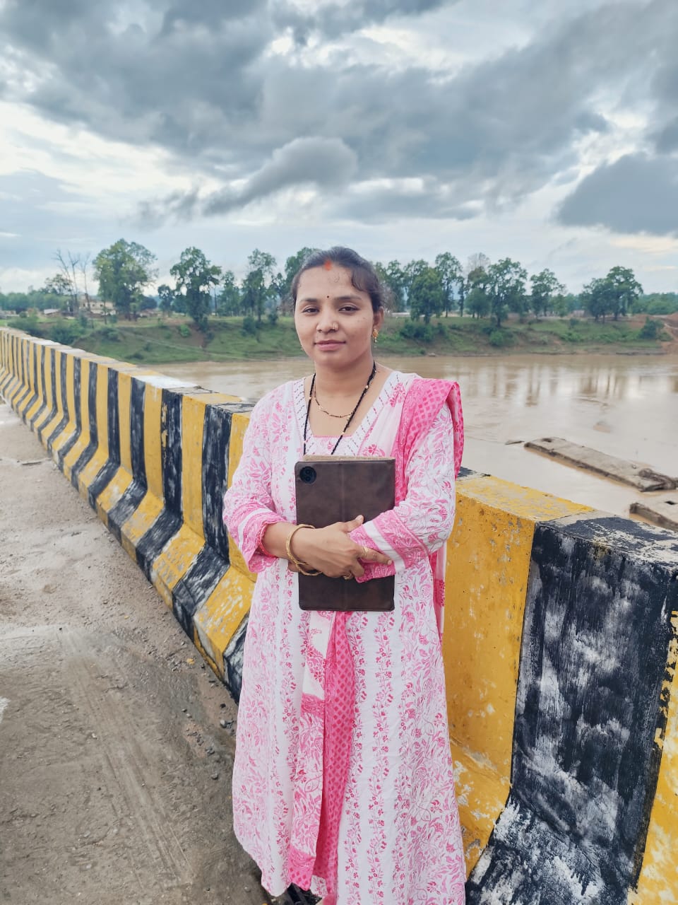 "छत्तीसगढ़ के सूरजपुर जिले के बेदमी गांव के एक सरकारी स्कूल में बच्चों को पढ़ातीं वर्षा जी, जो अंबिकापुर की रहने वाली हैं और शिक्षा विभाग में रसायन विषय की व्याख्याता हैं। सीमित संसाधनों के बावजूद समर्पण के साथ बच्चों को पढ़ा रही हैं।"