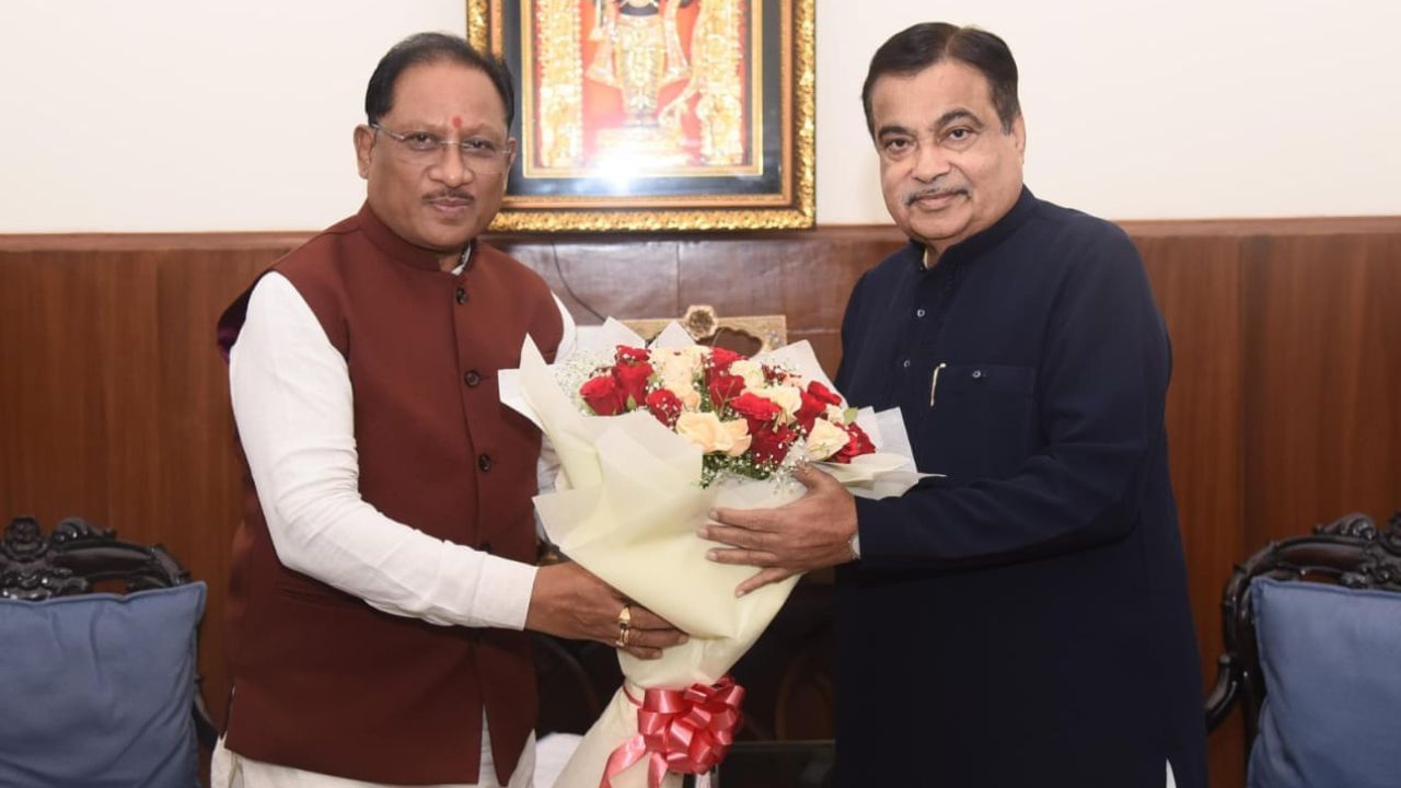 मुख्यमंत्री विष्णु देव साय और नितिन गडकरी सड़क योजना पर चर्चा करते हुए